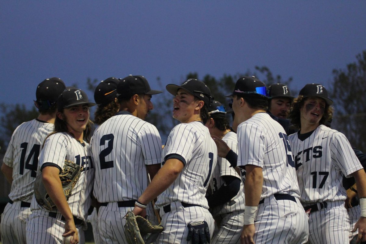 The Jets huddle after the 3rd inning with the score deadlocked at 1-1.